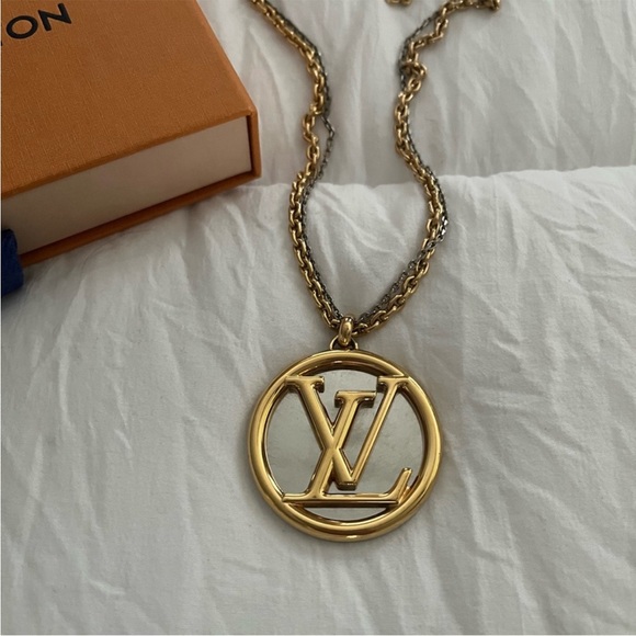 Louis Vuitton Louise Necklace - Picture 3 of 17